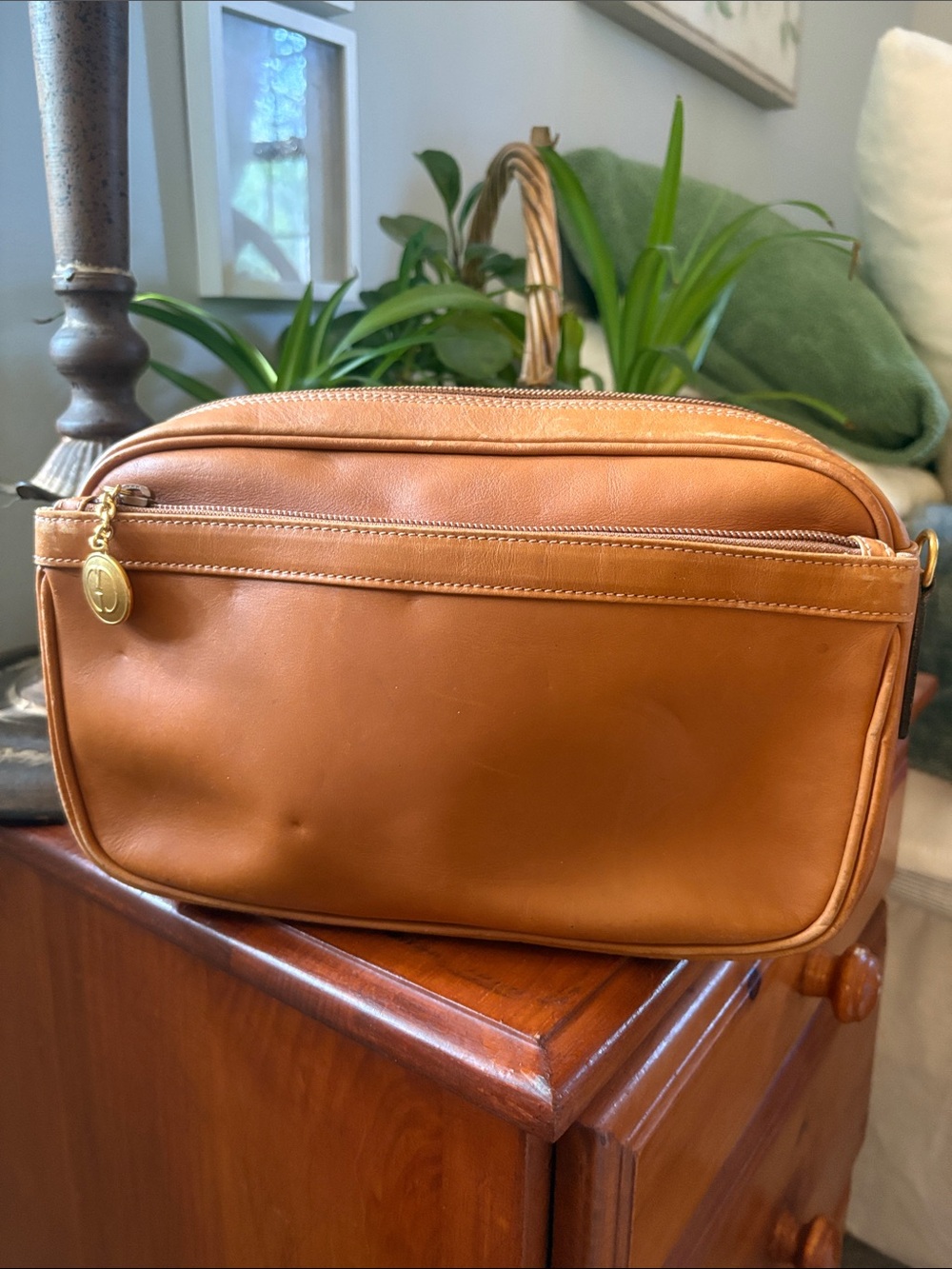Vintage Gucci Tan Leather sherry Crossbody with Gold-Tone Zipper Pull